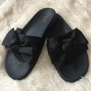 ❌SOLD❌ Mossimo bow slides